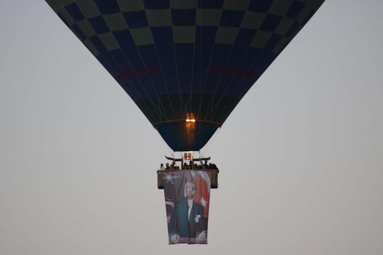 Kapadokyada balonlar, Türk bayrağı ve Atatürk posterleri ile havalandı
