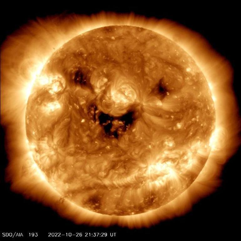 NASA, Güneşin sıra dışı fotoğrafını paylaştı: Gülümsemenin ardındaki fırtına