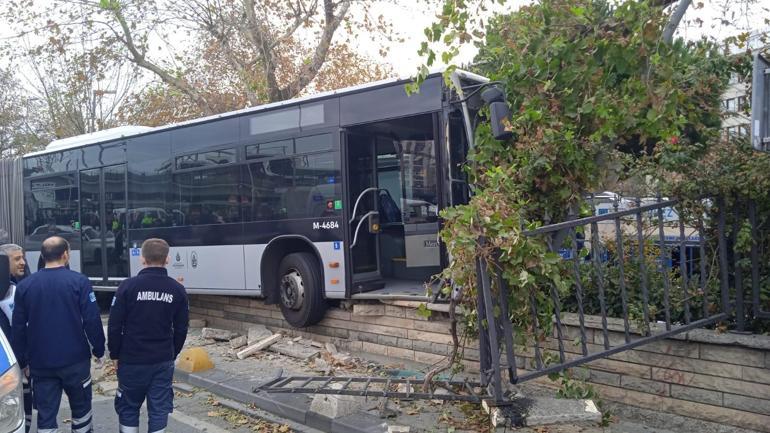 SON DAKİKA: Kadıköyde metrobüs kontrolden çıktı