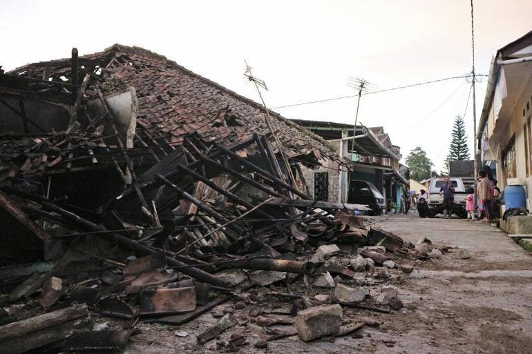 Endonezyada depremin bilançosu ağırlaşıyor: 162 ölü, yüzlerce yaralı