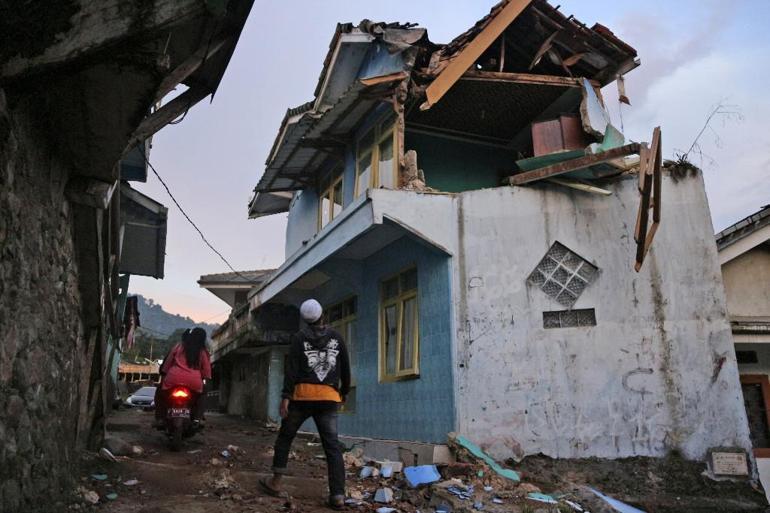 Endonezyada depremin bilançosu ağırlaşıyor: 162 ölü, yüzlerce yaralı