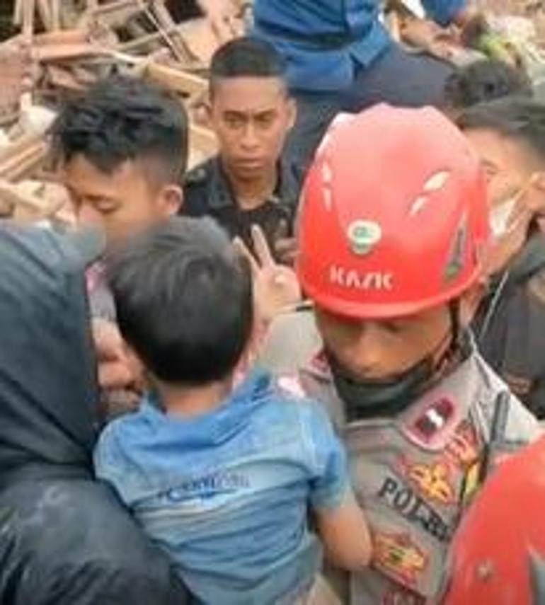 E﻿ndonezyadaki depremde 5 yaşındaki çocuk 3 gün sonra enkazdan çıkarıldı