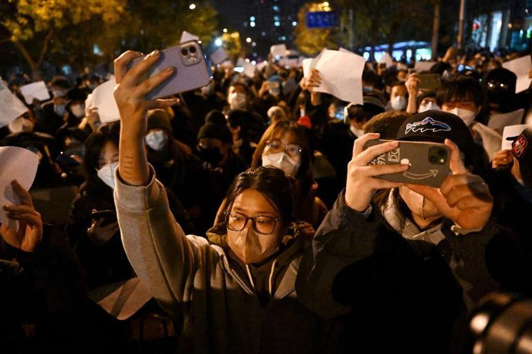 Çindeki protestoların sembolü boş beyaz kağıtlar oldu