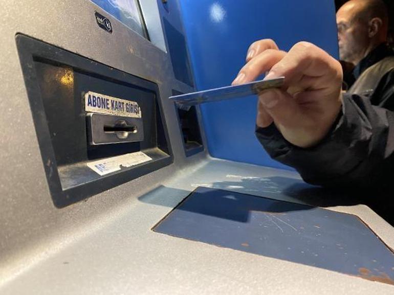 Su ATMsinin içine girdi, yatırılan parayı eliyle aldı