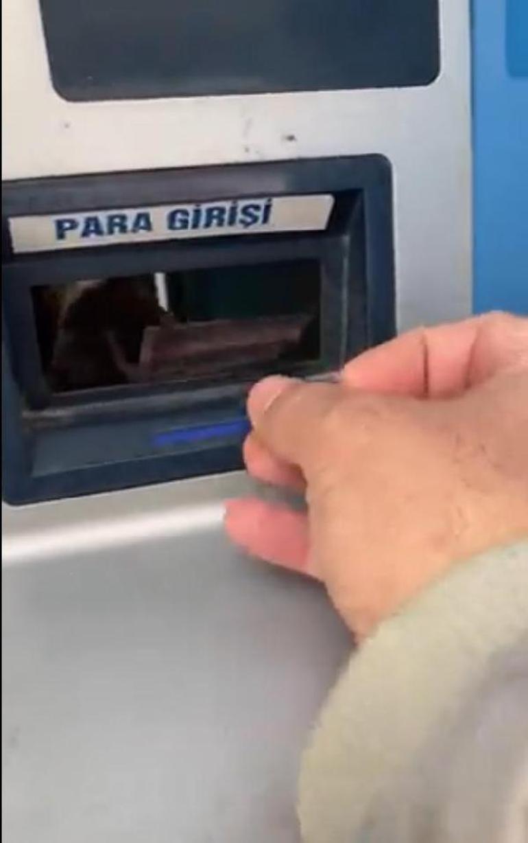 Su ATMsinin içine girdi, yatırılan parayı eliyle aldı