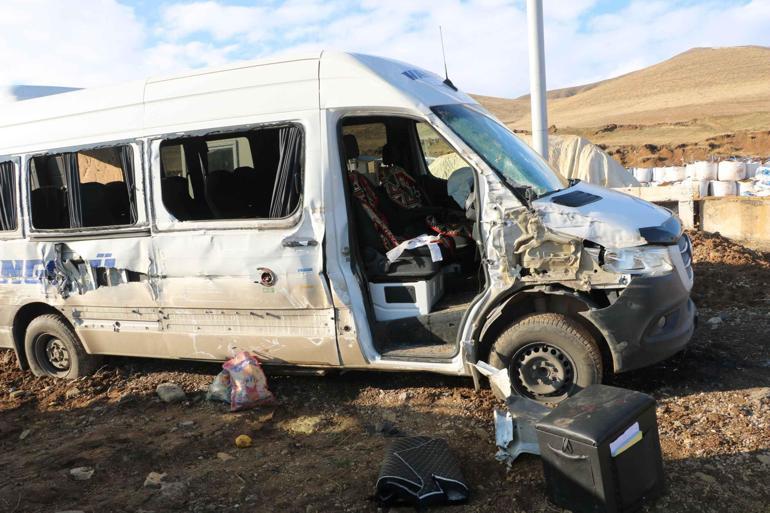 Hakkaride taziyeye gidenlerin minibüsü ile kamyon çarpıştı: 2si çocuk 10 yaralı