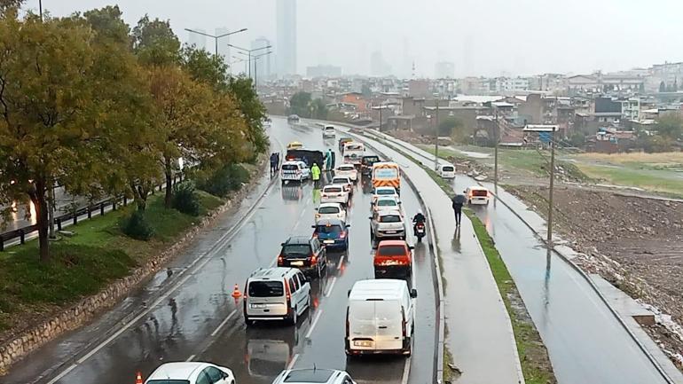 İzmirde minibüs devrildi: Yaralanan sürücü hastaneye kaldırıldı