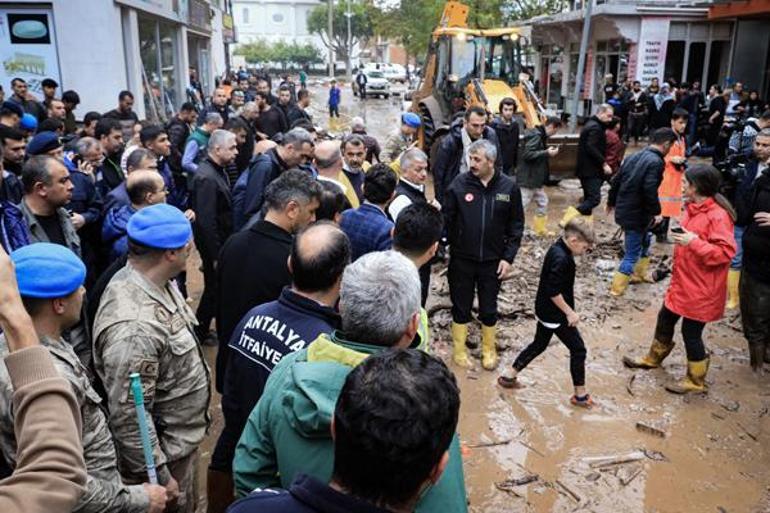 Antalya’da sağanak sele döndü… Bakan Soylu: 100 konut ve 497 araçta hasar tespiti var