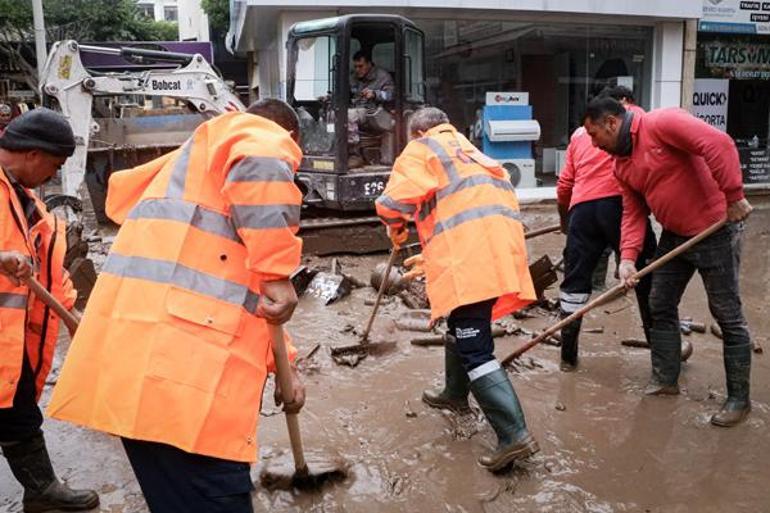 Antalya’da sağanak sele döndü… Bakan Soylu: 100 konut ve 497 araçta hasar tespiti var