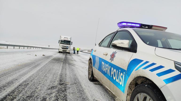 Karsta TIRlar, buzlanma nedeniyle yolda kaldı