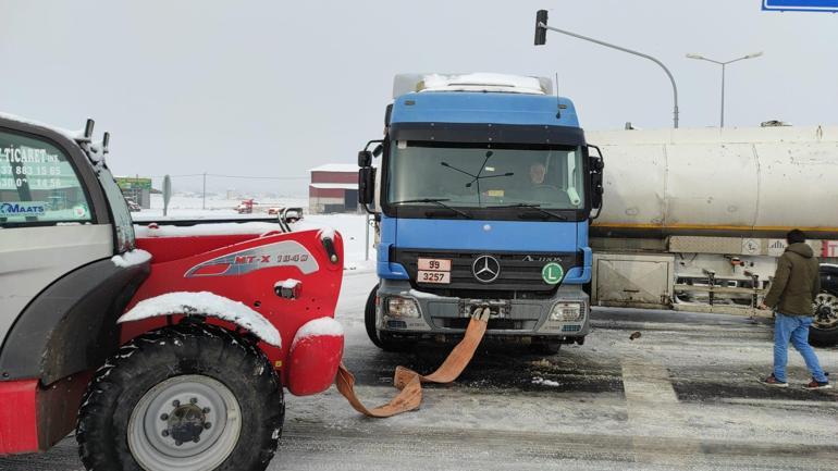 Karsta TIRlar, buzlanma nedeniyle yolda kaldı