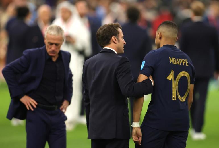 Fransa Cumhurbaşkanı Emmanuel Macron futbolcuları teselli etti