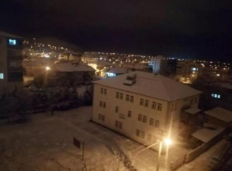 Adana ve Kahramanmaraşta yoğun kar: 3 ilçede okullar tatil
