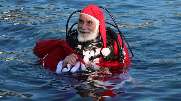 İstanbul Boğazına dalan Noel Baba denizden plastik balık çıkardı