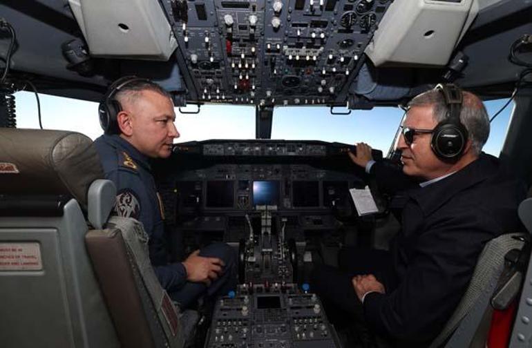 Bakan Akar’dan 3 saatlik özel uçuş: Havadan ihbar kontrol uçağıyla denetleme yaptı