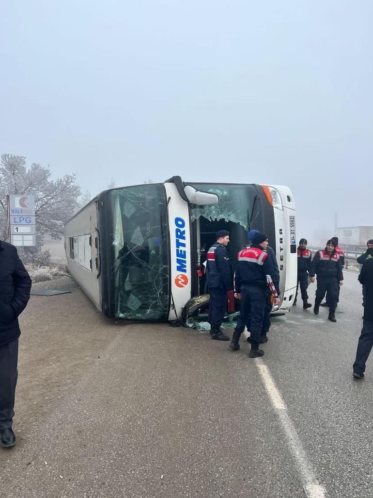 Son dakika... Ankarada yolcu otobüsü devrildi: 8 yaralı