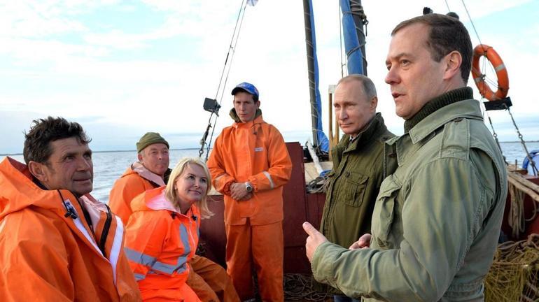 Fotoğraftaki askerlere yönelik çarpıcı iddialar: İşte Putin’in arkasındaki gizemli sarışın