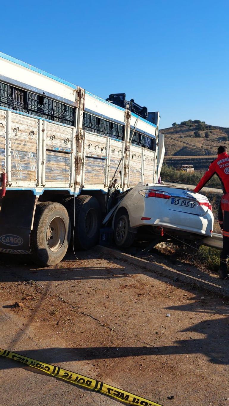 Otoyolda karşı şeride geçen kamyon, otomobille çarpıştı; 2 ölü