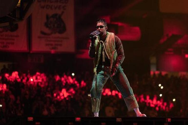 Hayranının telefonunu suya fırlatan Bad Bunnyden açıklama