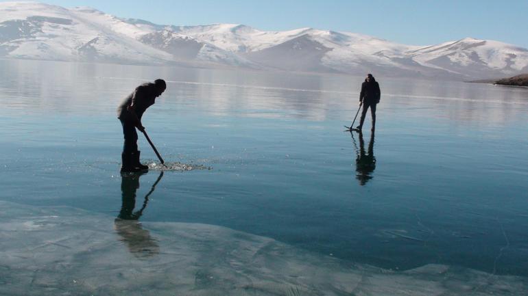 Çıldır Gölünde Eskimo usulü balık avı