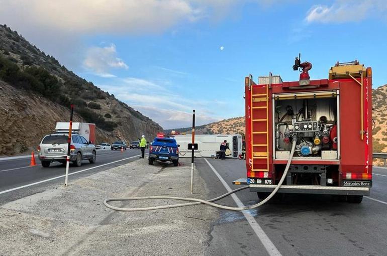 Denizlide işçi servisi devrildi: 2 ölü, 15 yaralı