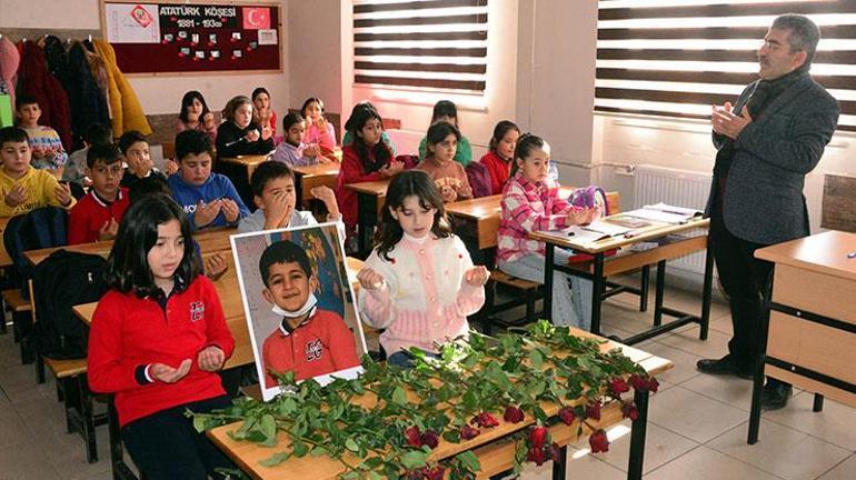 Beyin tümöründen ölen Muhammedin arkadaşları sırasını güllerle donattı
