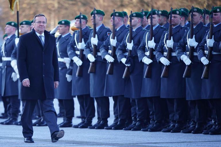 Almanyanın yeni Savunma Bakanı Pistorius göreve başladı