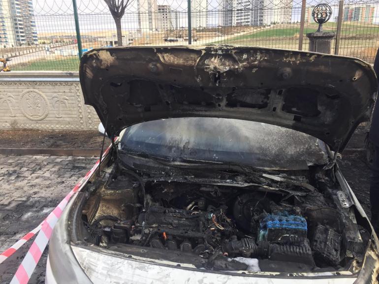 Ankarada site bahçesinde 5 araç yandı