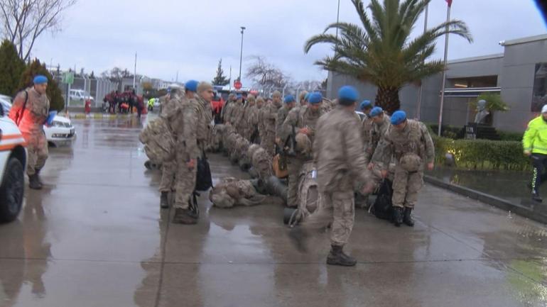 İstanbuldan deprem bölgesine askerler de gönderildi