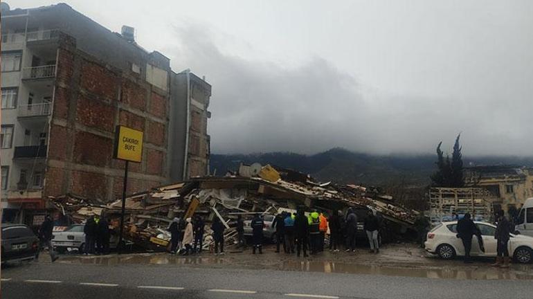 Hatayda depremde yıkılan apartmandan bir aile böyle kurtarıldı