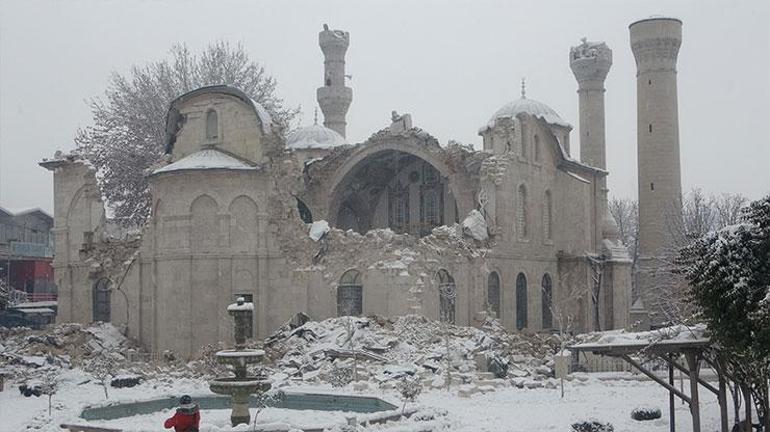 Kahramanmaraşta tarihi cami depremde yıkıldı