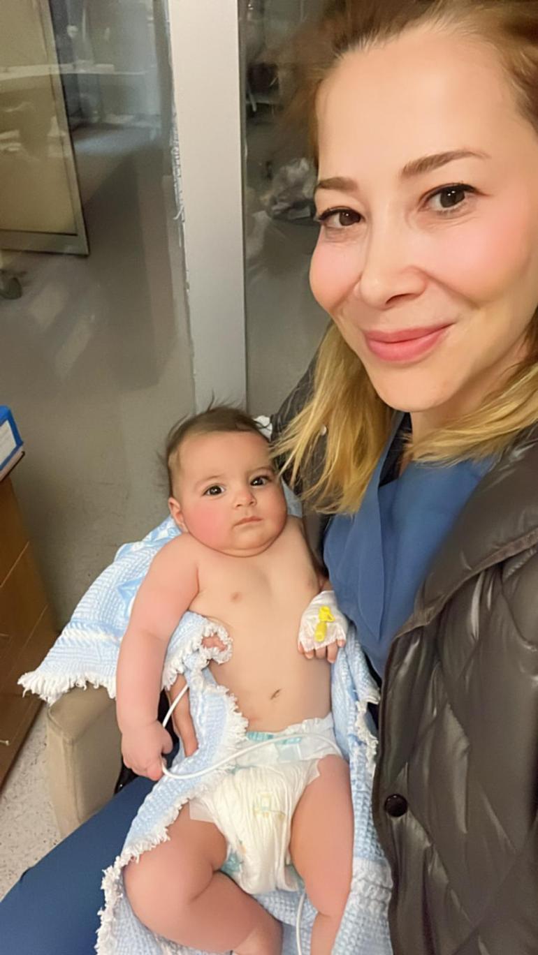 Azra bebek, 30 saat sonra annesi ve ablası ile enkazdan kurtarıldı