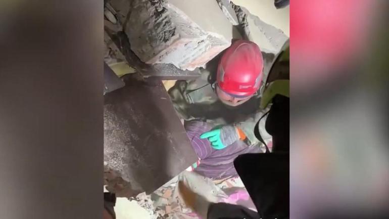 Azerbaycandan gelen ekip, 51 kişiyi enkaz altından sağ çıkarmayı başardı