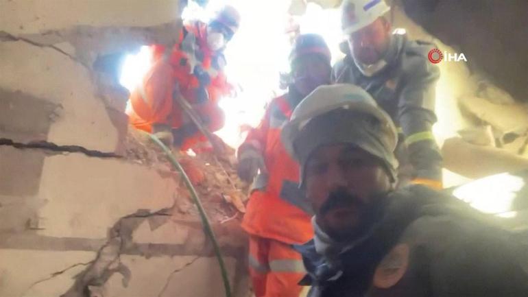 Depremin 198. saatinde enkaz altından Türkiyeye el salladılar