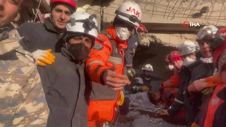 Depremin 198. saatinde enkaz altından Türkiyeye el salladılar