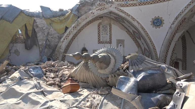 Depremde dini yapılar da yıkıldı