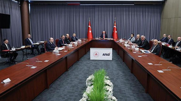 Son dakika... Cumhurbaşkanı Erdoğan, AFAD merkezinde: Milletimle beraber üstesinden geleceğiz