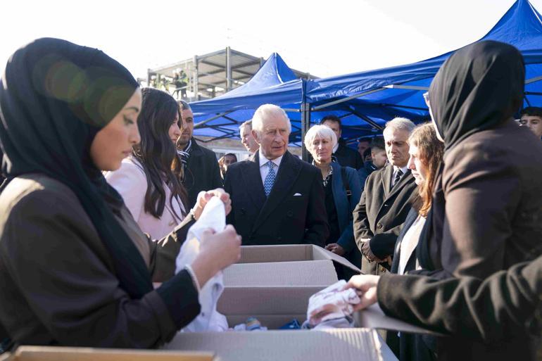 Kral Charles, deprem yardımı hazırlayan Türk ve Suriyeli gönüllüleri ziyaret etti