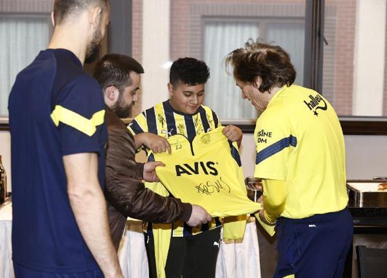 Depremzede Mehmet Akif, Jorge Jesus ve futbolcularla buluştu