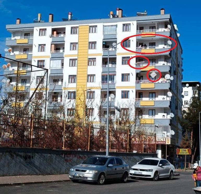 Hasarlı binaya girip, eşyalarını balkondan atarak kurtarmaya çalıştı