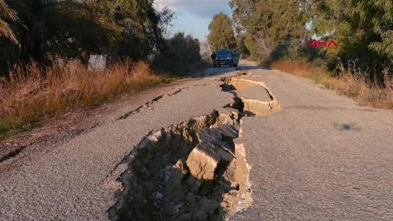 Hatayda deprem sonrası yol yarıldı