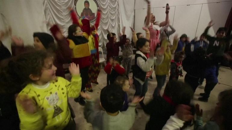 Suriyeli depremzede çocuklara eğlence terapisi