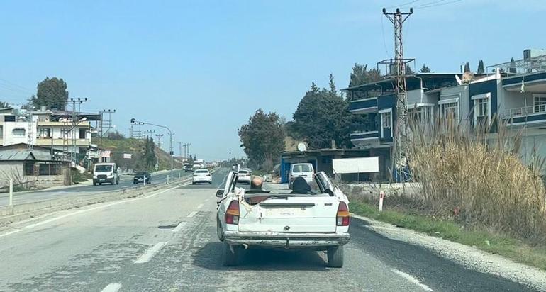 Enkazdan çıkardı: Yarım otomobille trafikte...