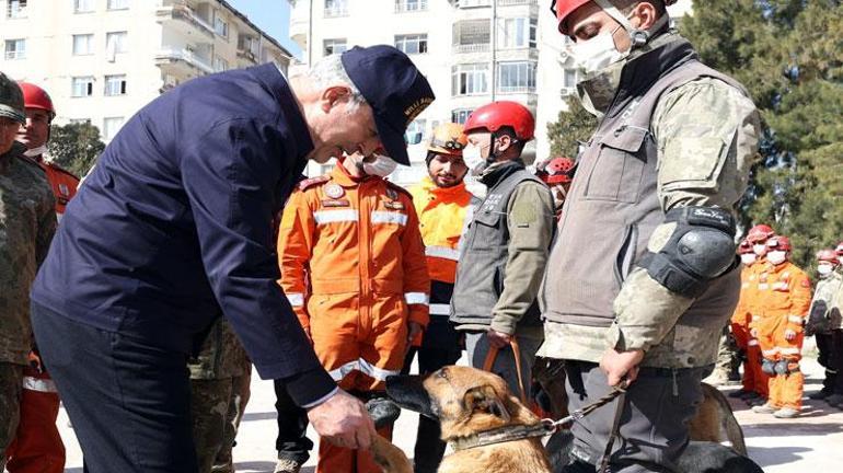 Bakan Akardan enkaz altından 326 canı çıkaran Mehmetçiğe tebrik ziyareti