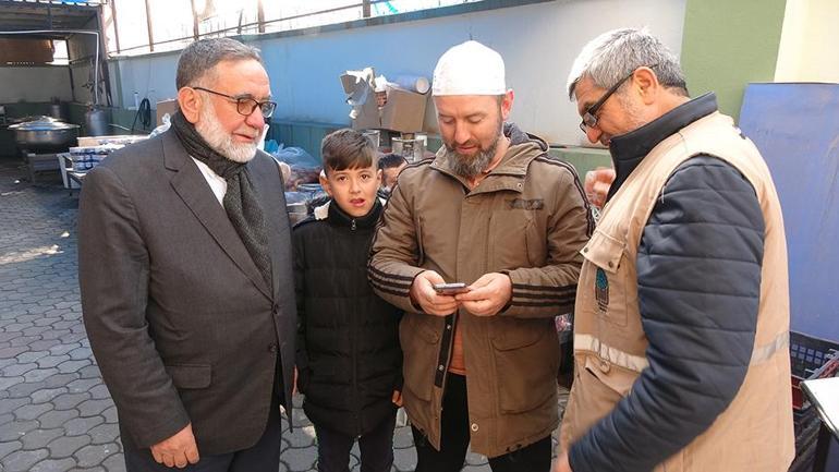 Emekli imam afetzede çocuklara söylediği Ali Babanın Çiftliği şarkısıyla gönüllere dokundu