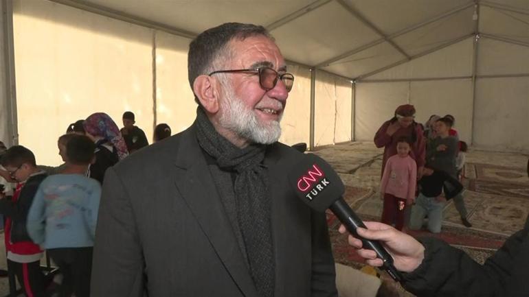 Emekli imam afetzede çocuklara söylediği Ali Babanın Çiftliği şarkısıyla gönüllere dokundu