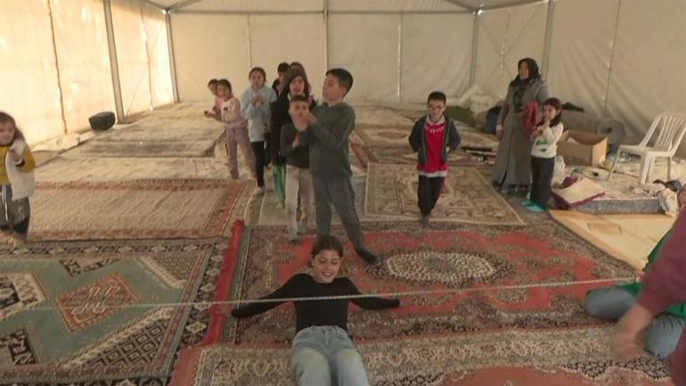 Emekli imam afetzede çocuklara söylediği Ali Babanın Çiftliği şarkısıyla gönüllere dokundu