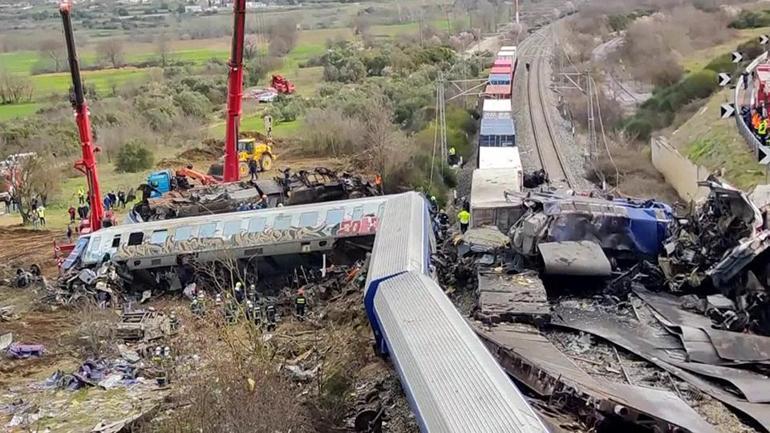 Yunanistanda trenlerin birbirine girdiği kaza anı kamerada