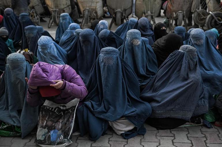 Taliban’dan kadınlara bir darbe daha: Eski boşanma kararları iptal