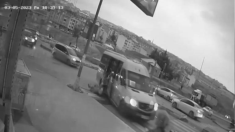 Kapısı açık minibüsten düşen kadın ve çocuğu ölümden döndü